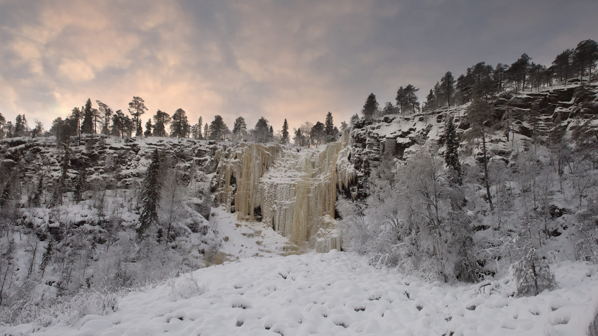 Frozen Waterfalls – Korouoma, Winter in Finland 